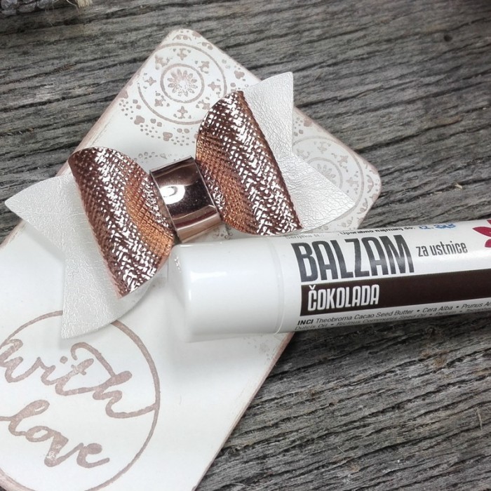 Darilni paket Špangica (pentlja) in balzam za ustnice